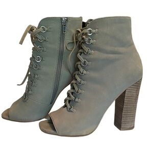 Steve Madden gray chunky heeled peep toe lace up booties. Size 7.5